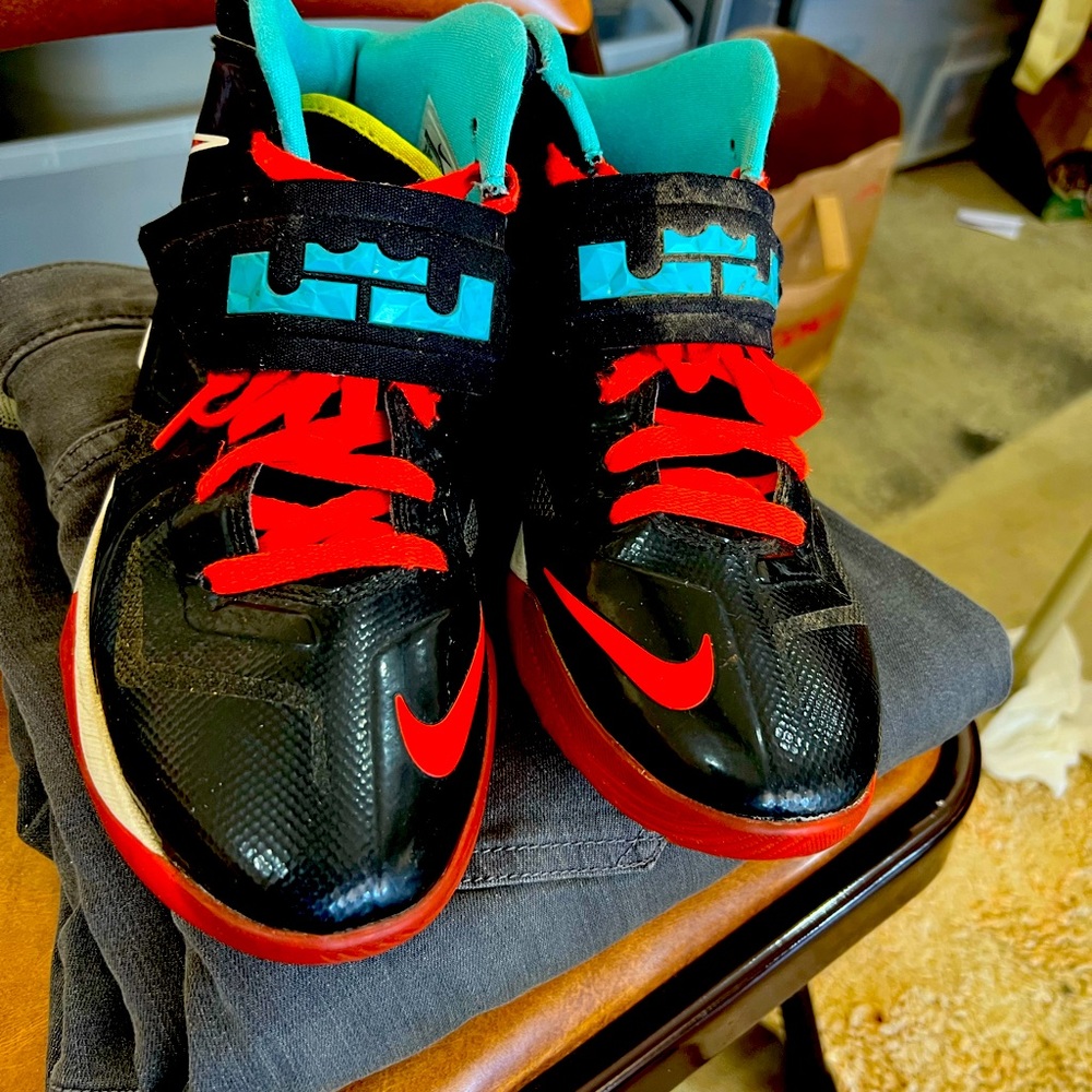 Athletics shoes